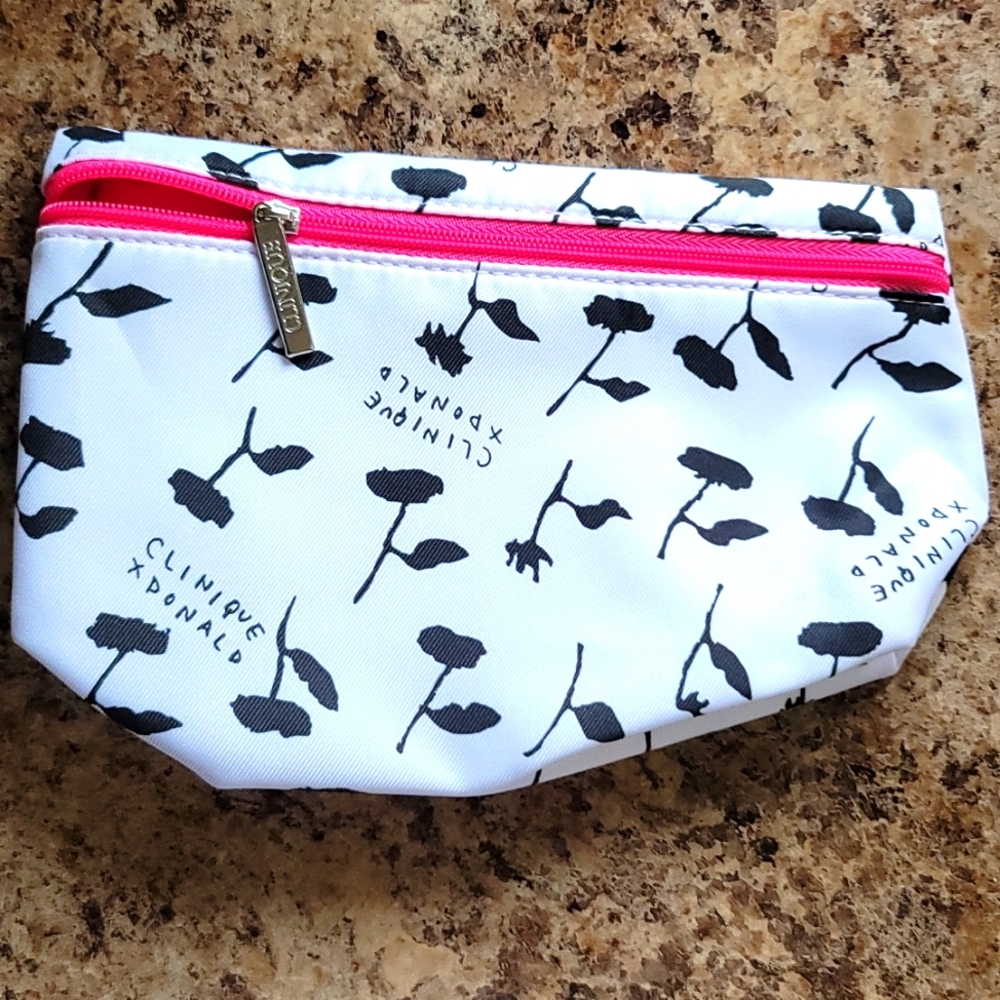 Clinique Bag New ~ FREE WITH ORDERS OVER 50$❤️ 4 LEFT 🛍❤️ - Picture 2 of 5